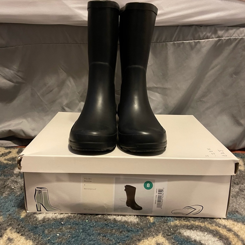 Brand new Target size 8 Woman’s RainBoots with adjustable calf